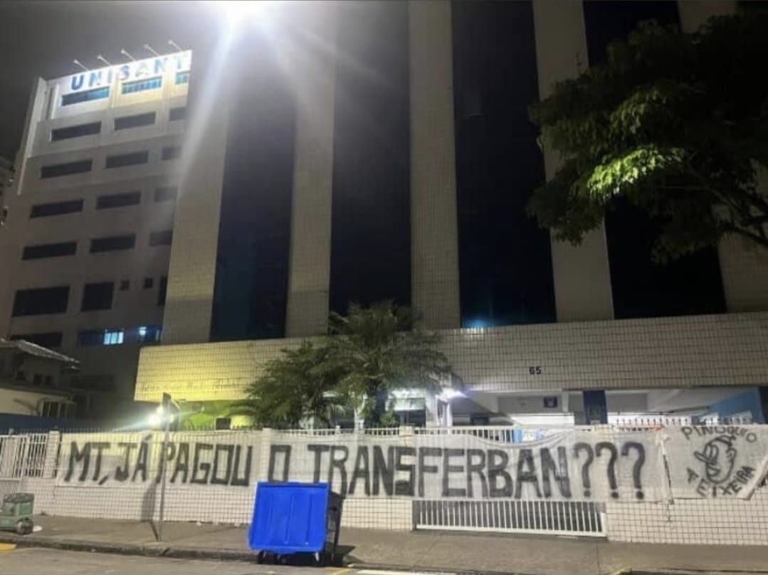 Torcedores protestam contra Marcelo Teixeira e diretoria do Santos: “Já pagou o transferban?”