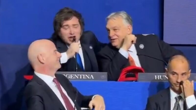 Milei canta ‘Burning love’ e ri com Orban e Infantino nos EUA, em meio a greve geral na Argentina; VÍDEO