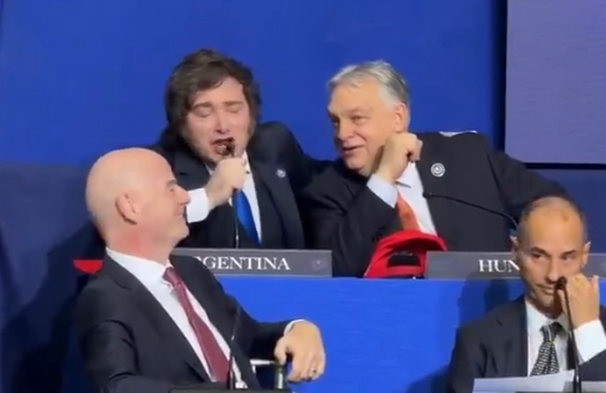 Milei canta ‘Burning love’ e ri com Orban e Infantino nos EUA, em meio a greve geral na Argentina; VÍDEO