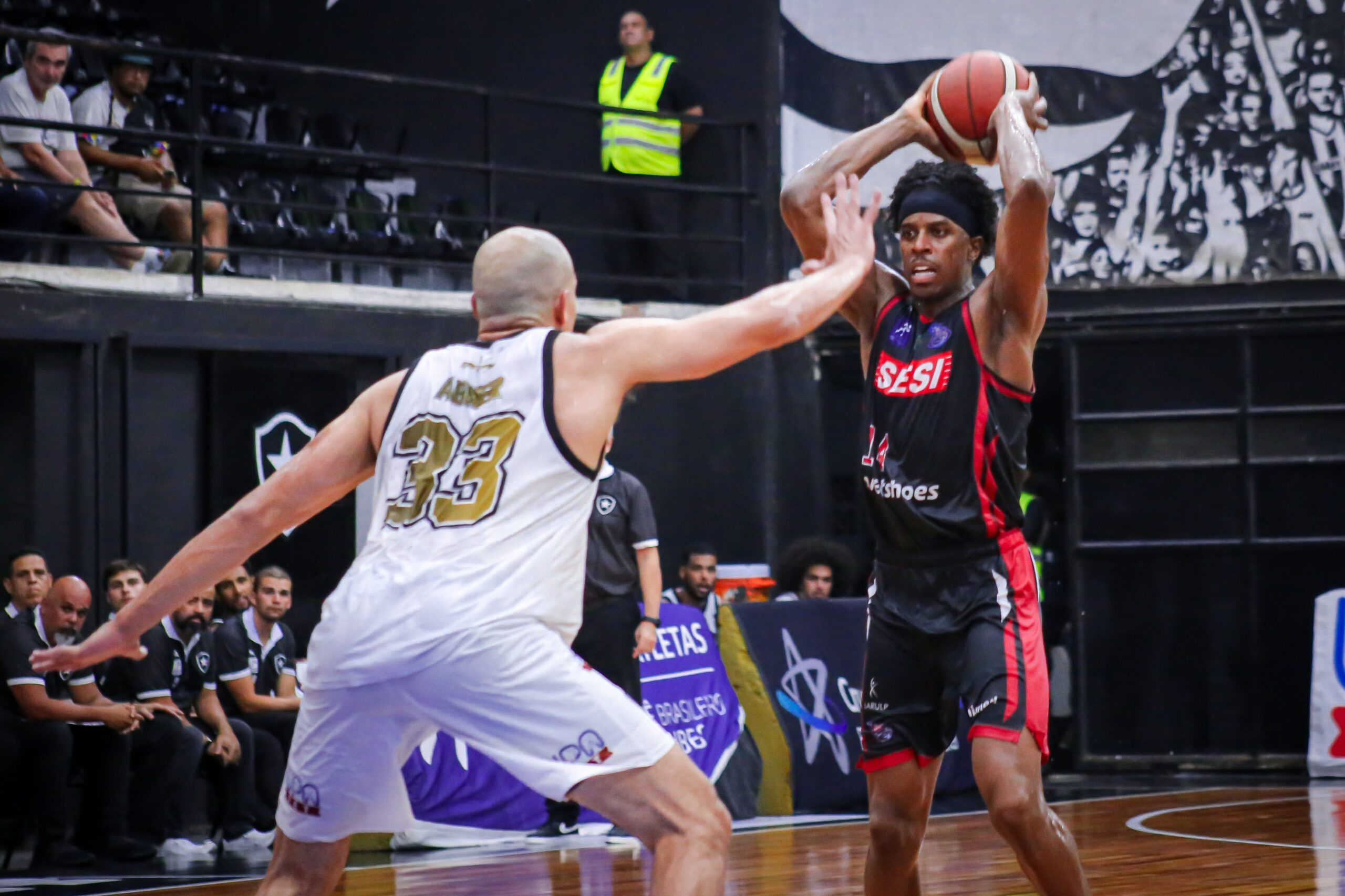 Franca domina Botafogo fora de casa e segue líder do NBB