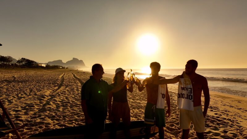 Do Mar Pra Neve: Lucas Chumbo, Filipe Toledo e Chloé Calmon se reencontram no Rio e relembram aventura gelada com Corona Cero
