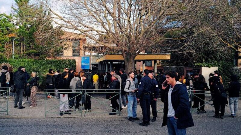 Professora de 60 anos é esfaqueada em sala de aula por adolescente em escola no sul da França