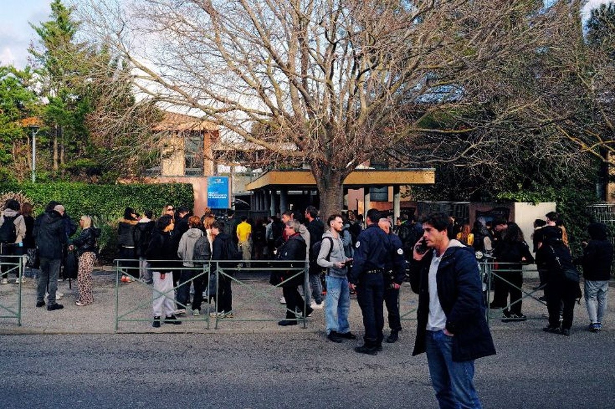 Professora de 60 anos é esfaqueada em sala de aula por adolescente em escola no sul da França