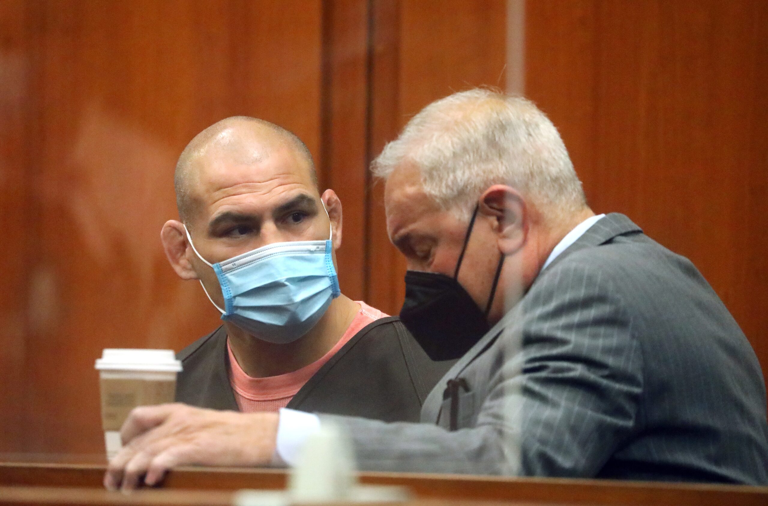 Cain Velásquez recebe liberdade condicional após 10 meses de prisão