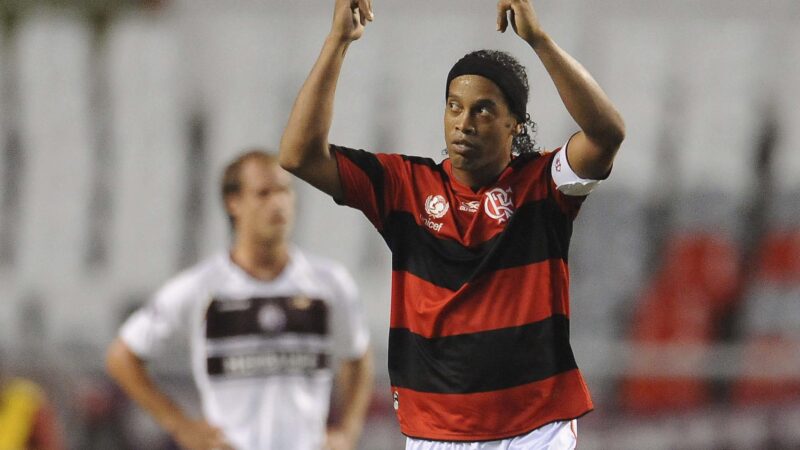 Brilho de Ronaldinho, Léo Moura de fone e choro de Love: Flamengo e Lanús se reencontram após 14 anos