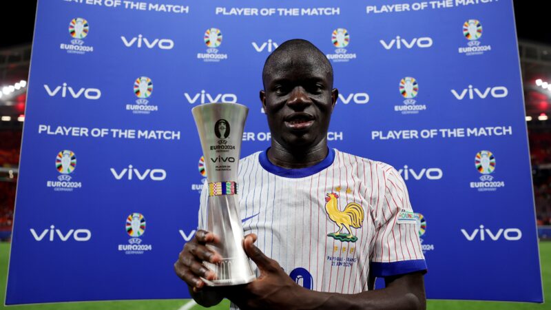 Fenerbahçe anuncia a contratação de Kanté até 2028