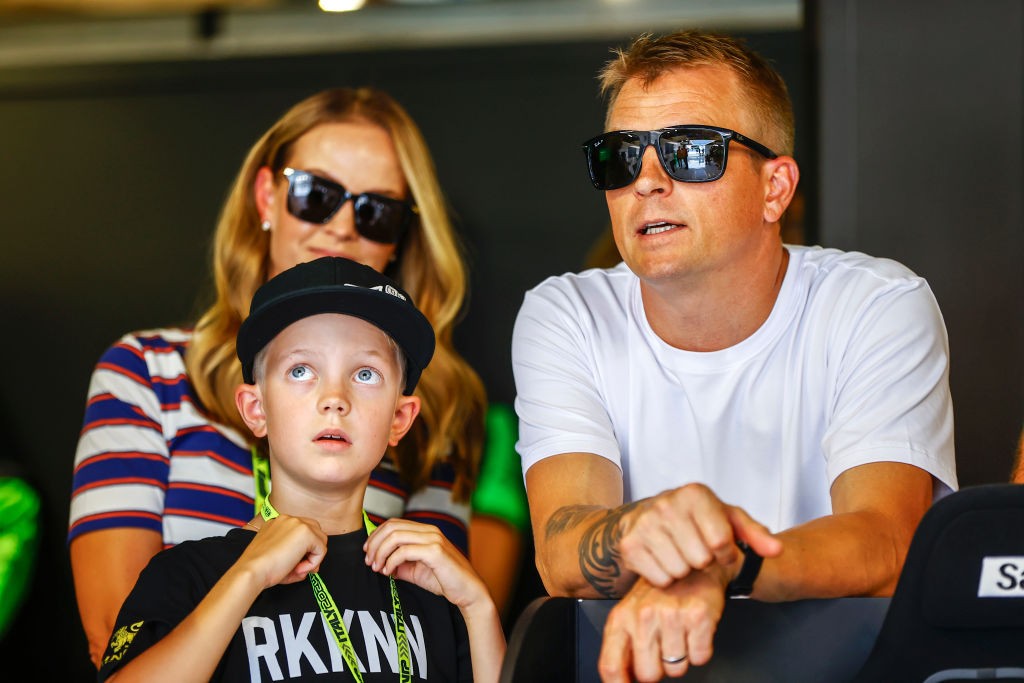 Filho de Kimi Raikkonen pilota carro de rali no gelo aos 11 anos