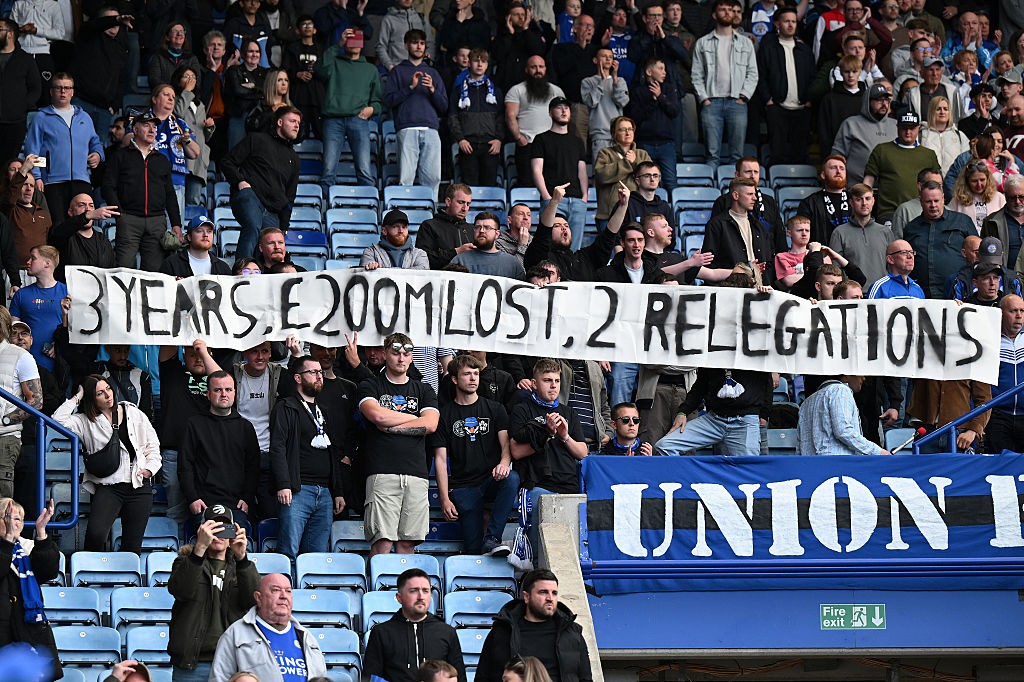 Uma década após título histórico, Leicester vive crise e luta contra queda para terceira divisão inglesa