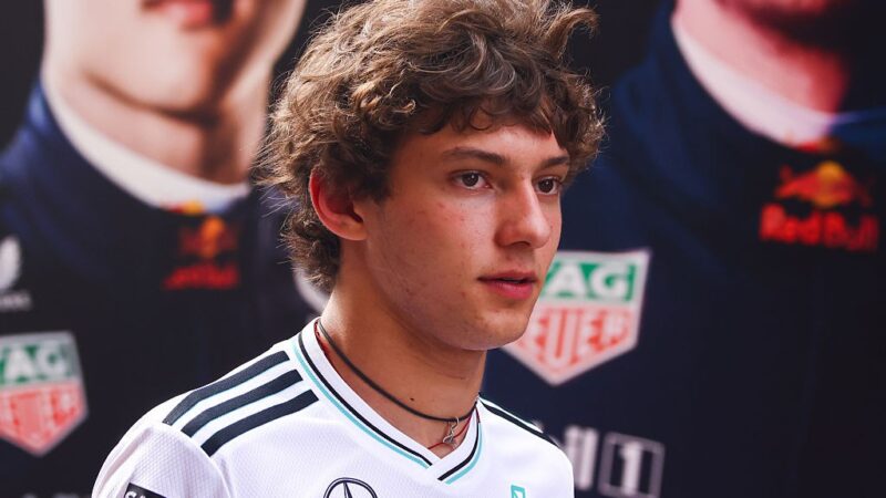 Kimi Antonelli sofre acidente de carro e sai ileso antes de testes da F1