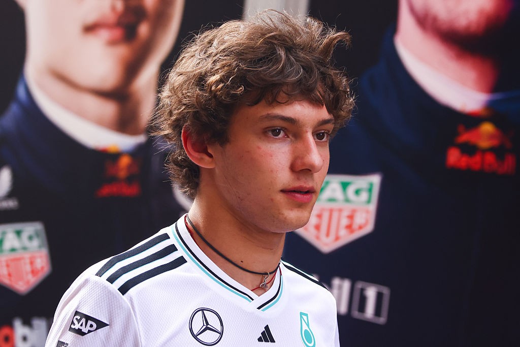 Kimi Antonelli sofre acidente de carro e sai ileso antes de testes da F1