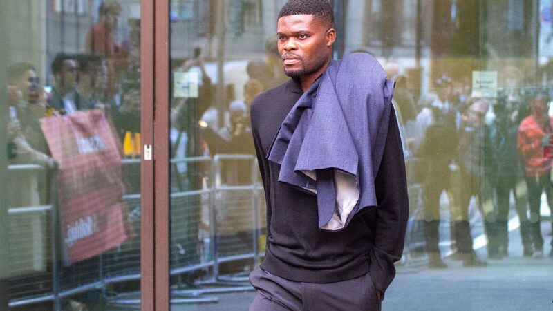 Ex-Arsenal que está em liberdade condicional chega a quatro acusações de estupro