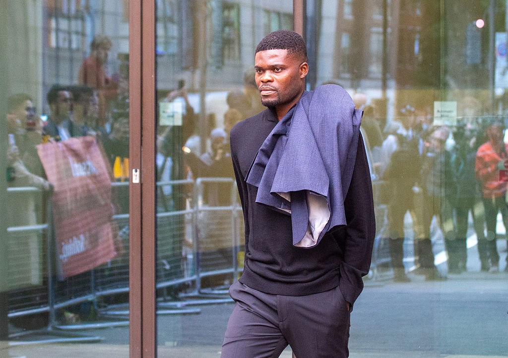 Ex-Arsenal que está em liberdade condicional chega a quatro acusações de estupro