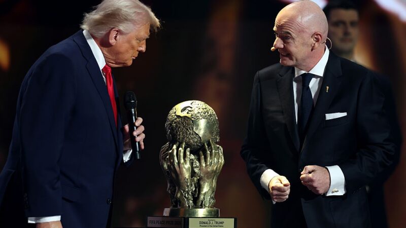 Técnico do Lyon critica Infantino e Trump: “Olham para os interesses econômicos e se esquecem do povo”