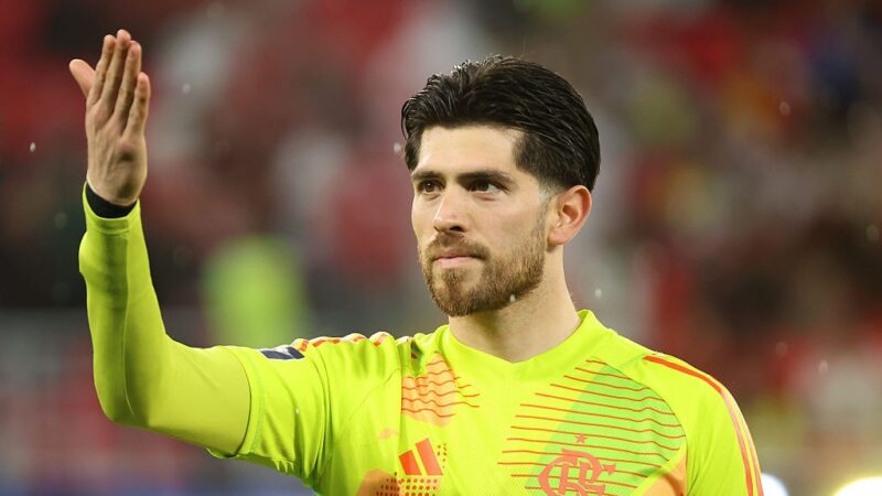 Rossi, do Flamengo, defendeu pênaltis na casa do Lanús e já parou De la Cruz