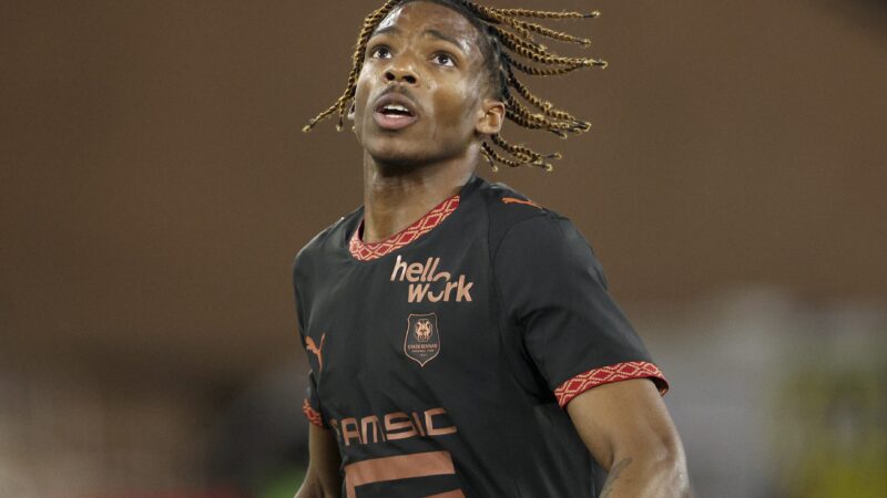 Liverpool anuncia a contratação de zagueiro francês, por R$ 431,4 milhões