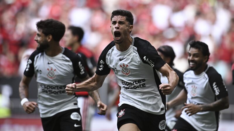 Gols decisivos e treinos específicos no CT: bola parada vira ponto forte do Corinthians com Dorival