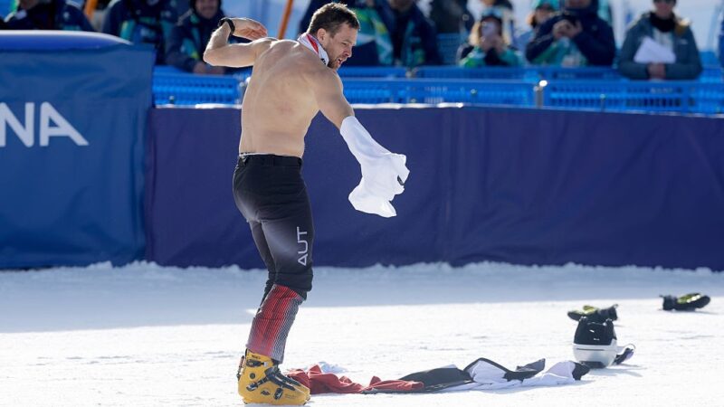 Em frio de 2ºC, austríaco conquista bicampeonato olímpico, arranca a camisa e tem momento “Hulk”