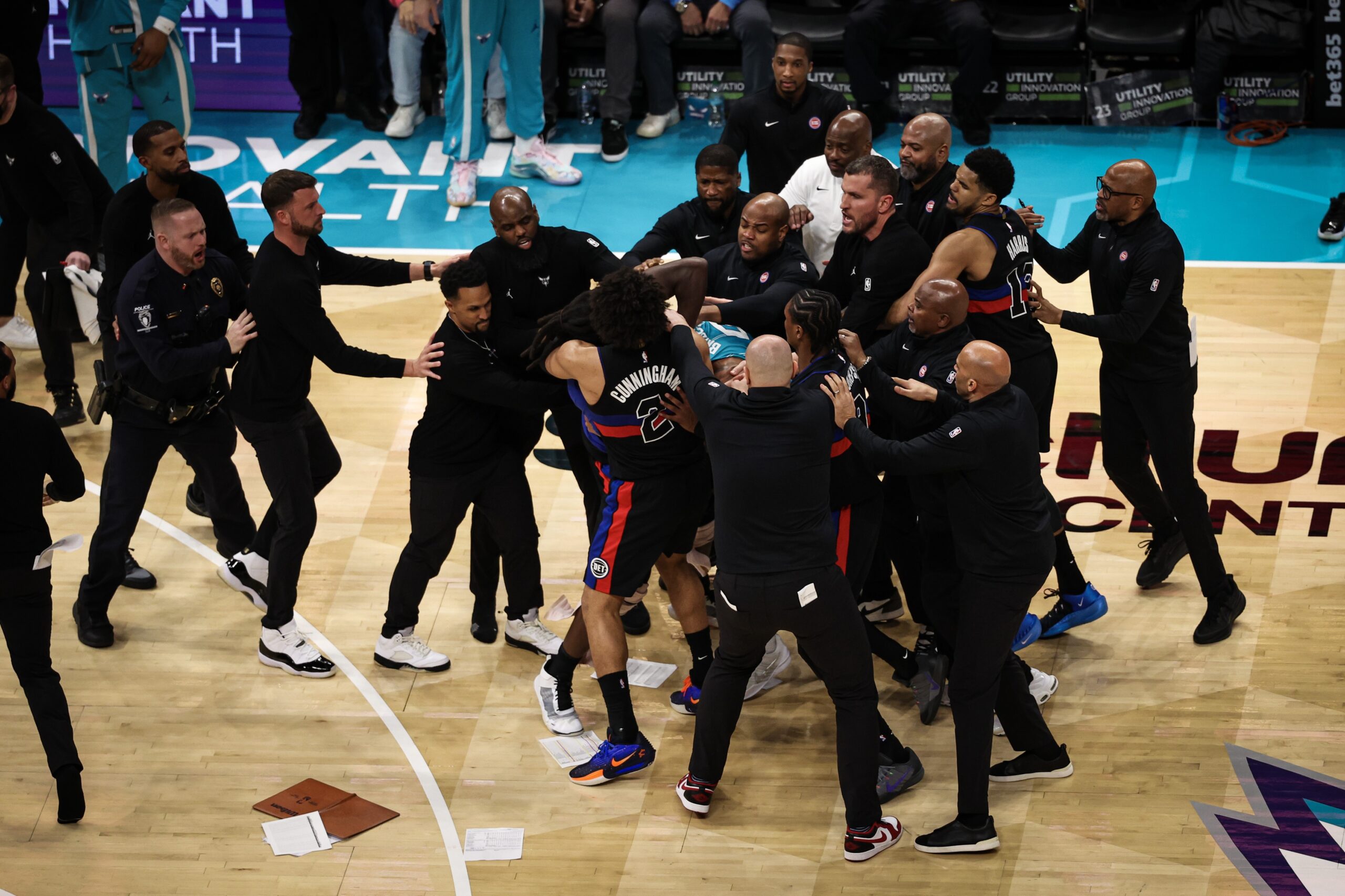 NBA: jogo Hornets x Pistons é interrompido após briga generalizada de jogadores