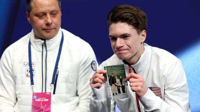 Estrela da patinação se apresenta nas Olimpíadas e homenageia pais que morreram em acidente aéreo