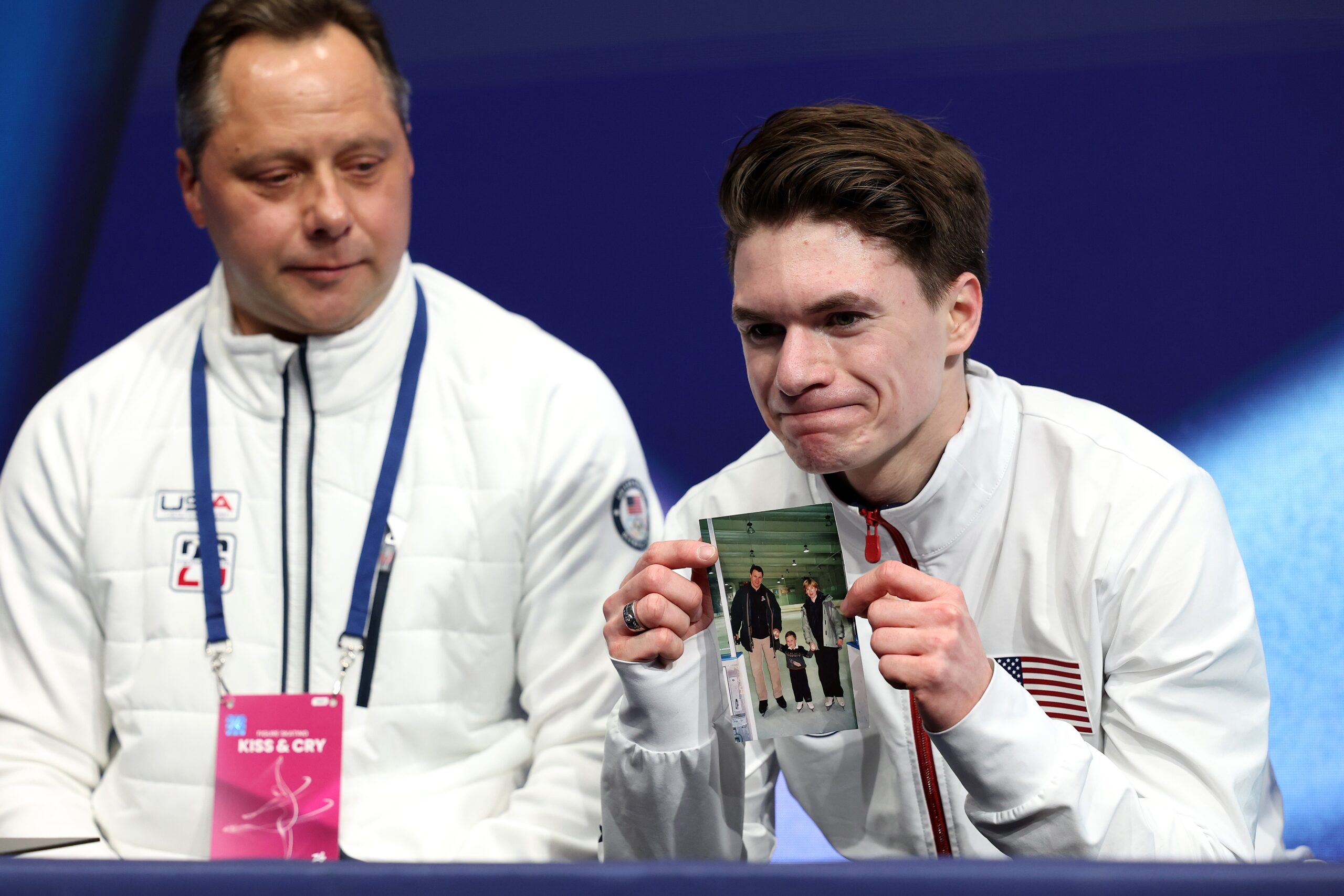 Estrela da patinação se apresenta nas Olimpíadas e homenageia pais que morreram em acidente aéreo