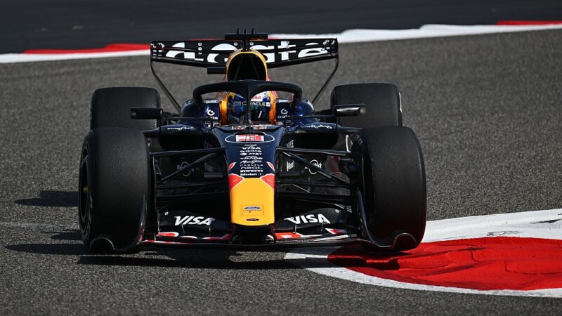 Verstappen lidera sessão matinal no dia 1 de testes da F1 2026