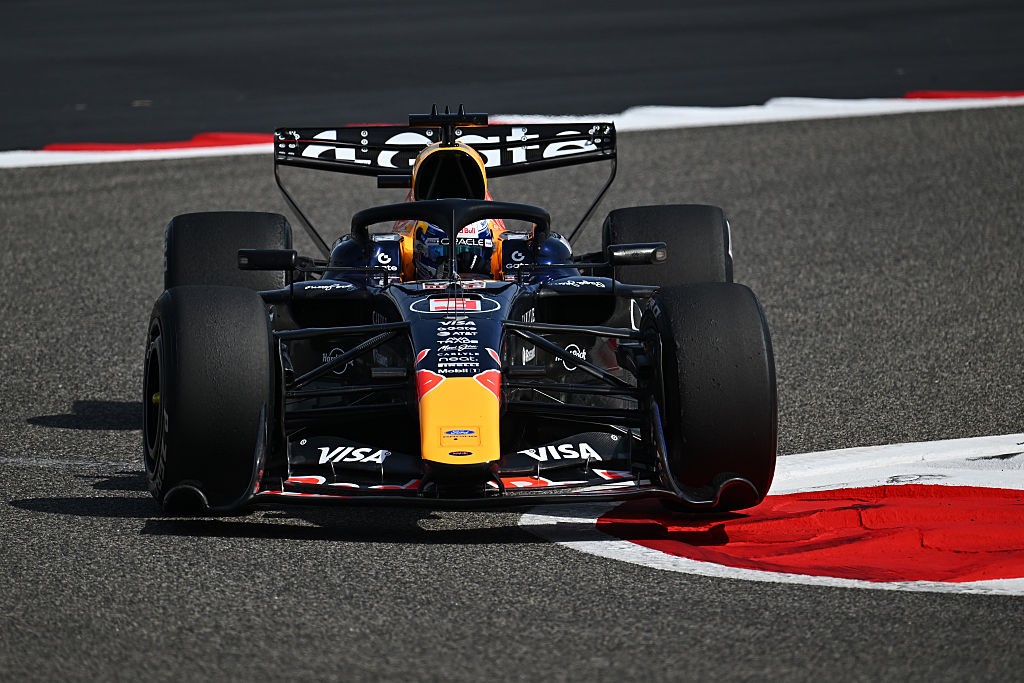 Verstappen lidera sessão matinal no dia 1 de testes da F1 2026