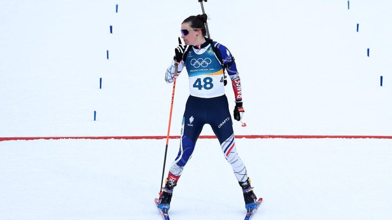 Condenada por fraude contra companheira de seleção, francesa fatura medalha de ouro no biatlo