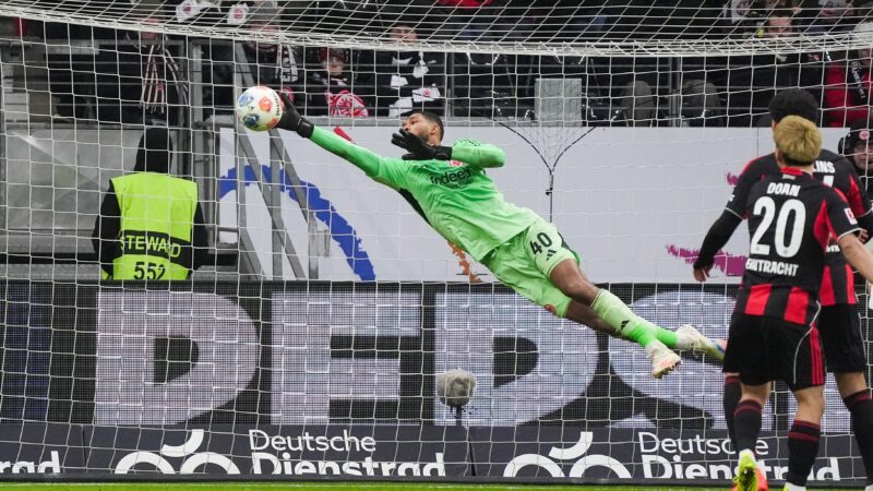 Goleiro ex-Flamengo celebra fim de jejum do Frankfurt: “Era difícil entender a fase ruim”