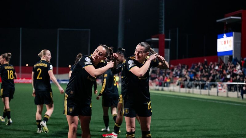 Quer cortar o cabelo? Chame as mulheres! Atletas do United brincam após 6ª vitória seguida; veja