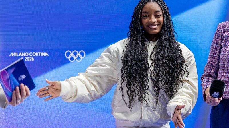 Simone Biles marca presença na patinação artística dos Jogos em Milão