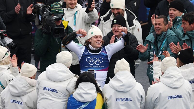 Lucas Pinheiro samba após ouro no sábado de Carnaval e chora ao receber medalha no pódio