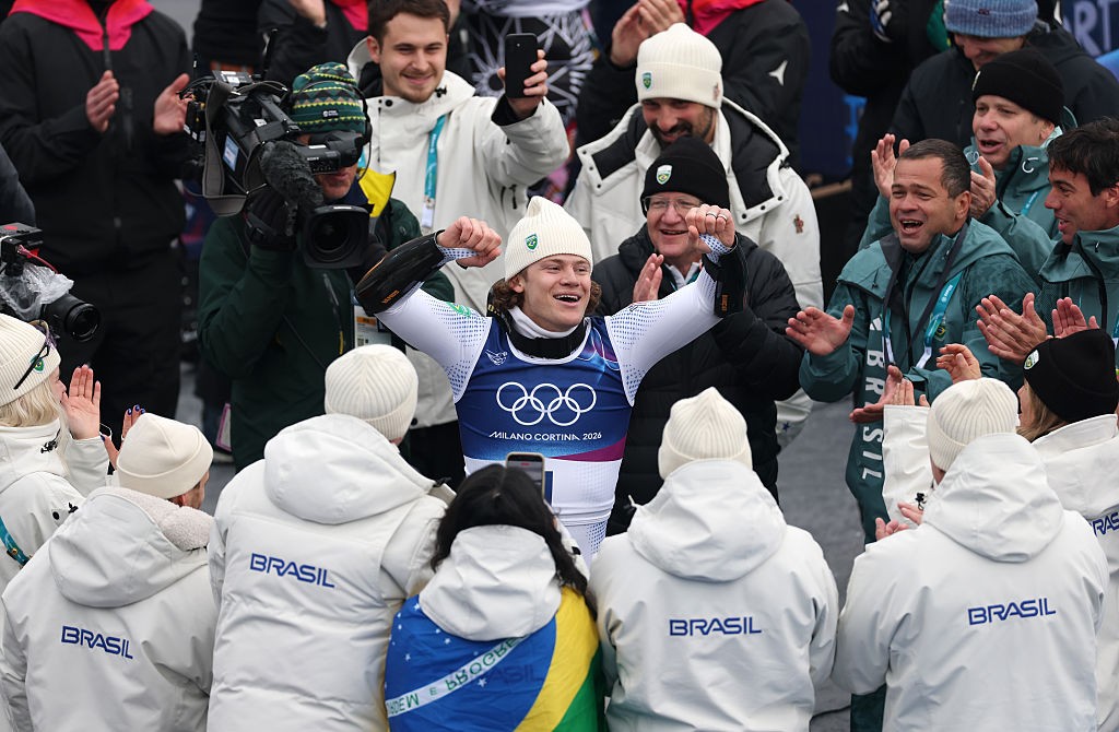 Lucas Pinheiro samba após ouro no sábado de Carnaval e chora ao receber medalha no pódio