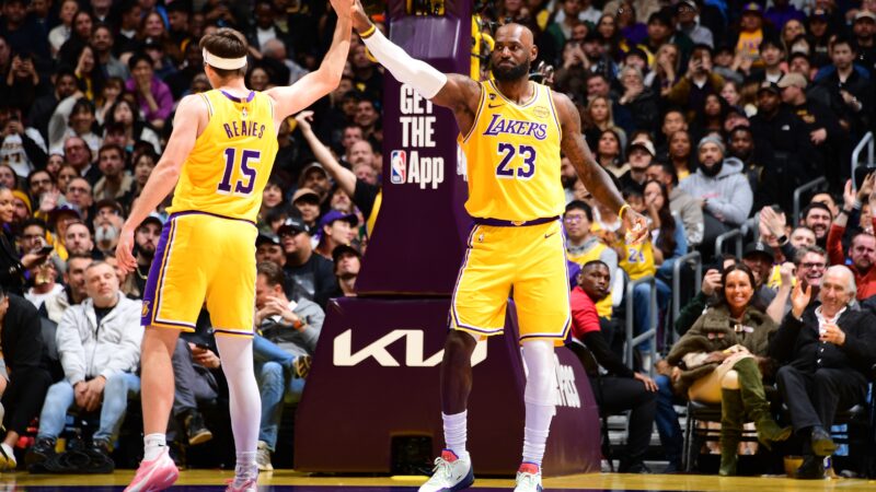 Lakers vencem clássico eletrizante contra os Clippers com show de LeBron, Doncic e Reaves
