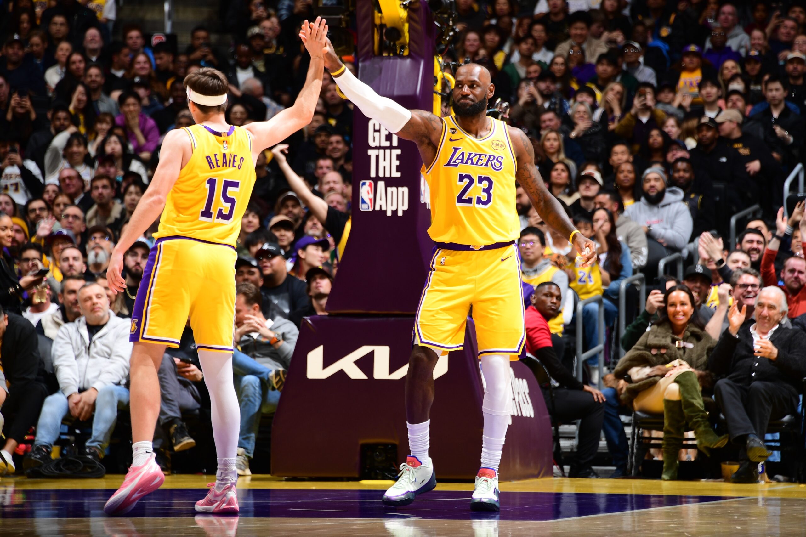 Lakers vencem clássico eletrizante contra os Clippers com show de LeBron, Doncic e Reaves