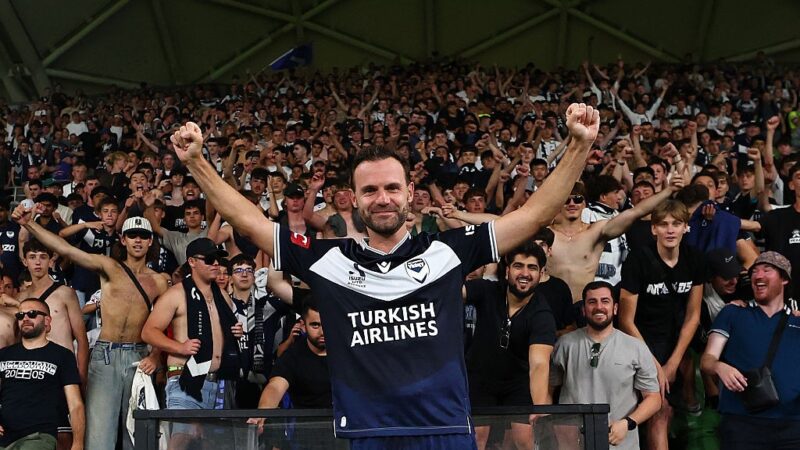 Campeão do mundo com a Espanha marca golaço quase do meio de campo; veja