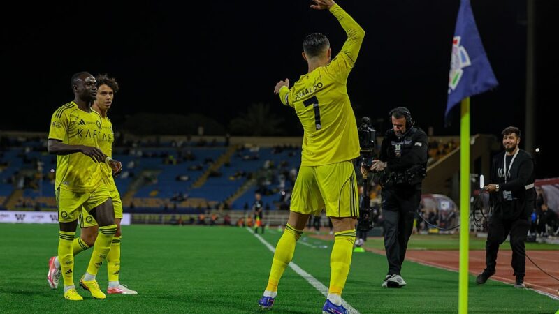 Cristiano Ronaldo provoca e imita gesto de basquete após fala de Rúben Neves na Liga Saudita; vídeo