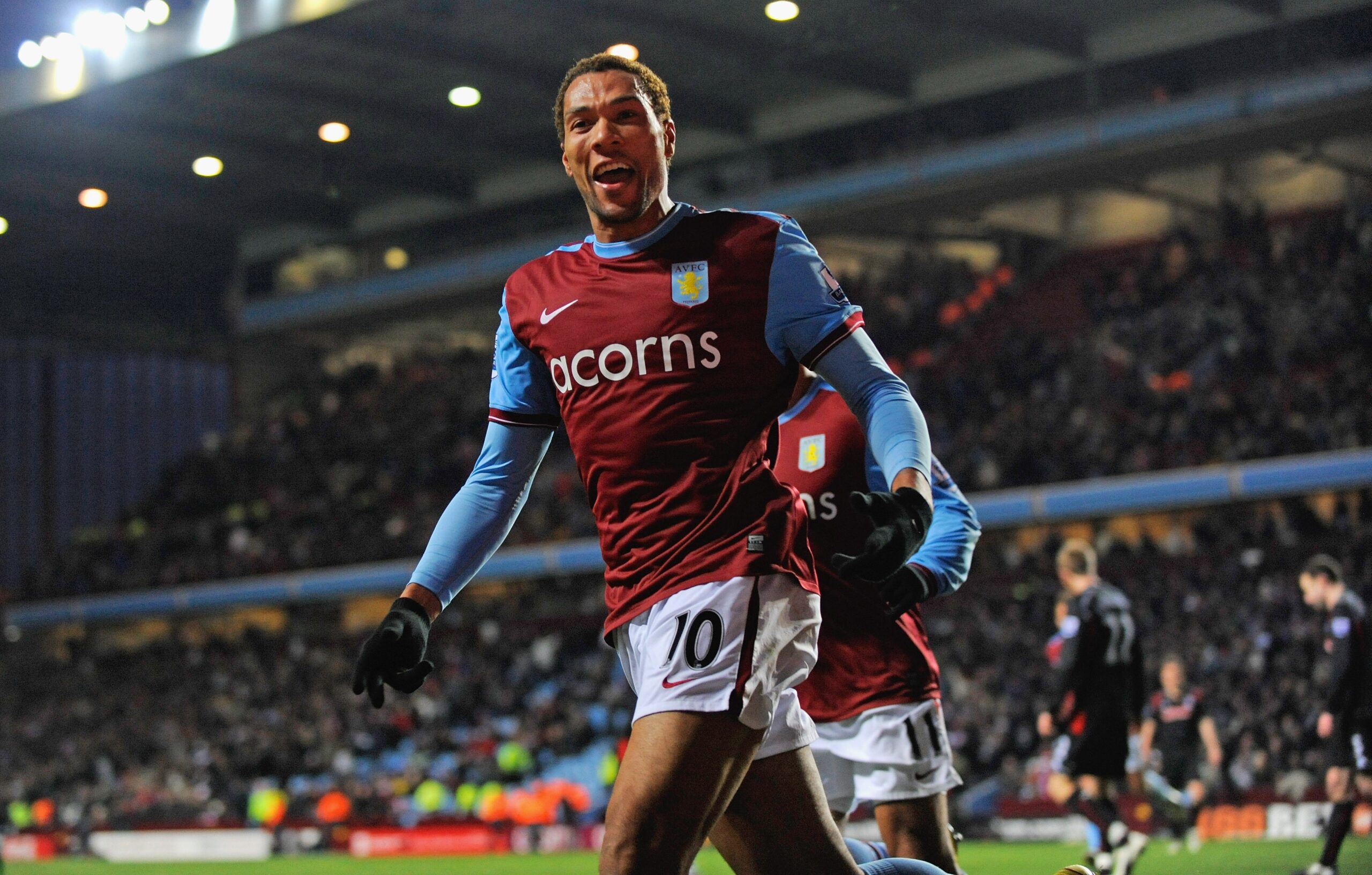 Ex-Valencia, Roma e Aston Villa vira ator após aposentadoria