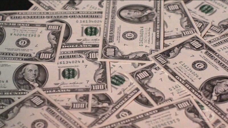 Dólar opera em queda com atenção ao Banco Pleno, Focus e ata do Fed; Ibovespa ronda 187 mil pontos