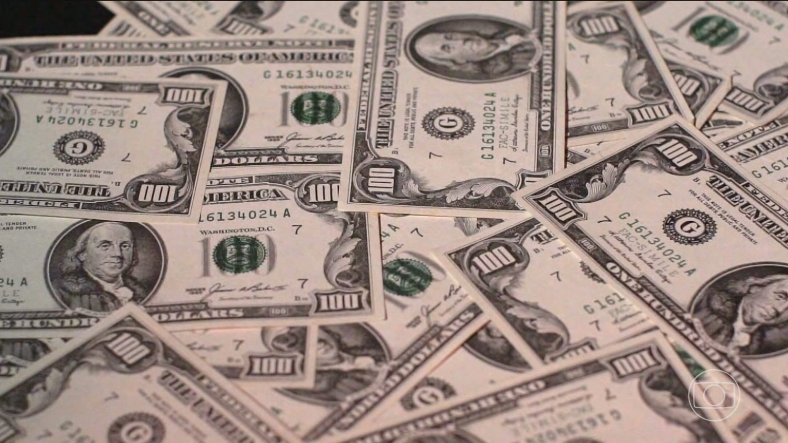 Dólar opera em queda com atenção ao Banco Pleno, Focus e ata do Fed; Ibovespa ronda 187 mil pontos