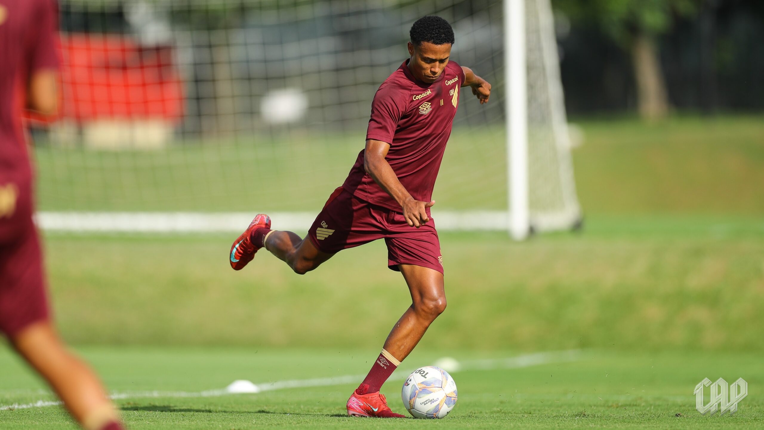 Isaac avança em recuperação no Athletico e fica perto de retorno; veja previsão