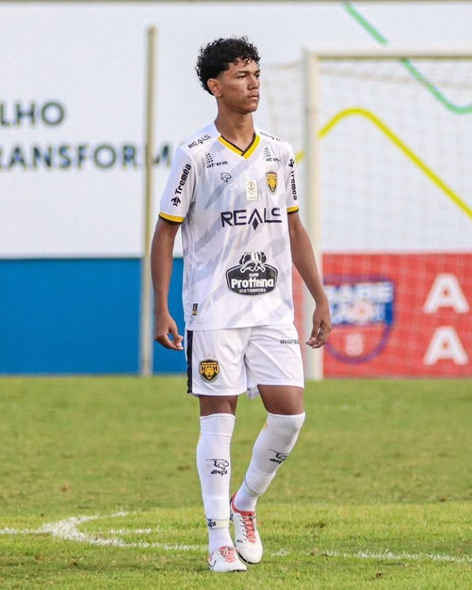 Amazonas renova contrato com zagueiro Jonas Barreto até 2027