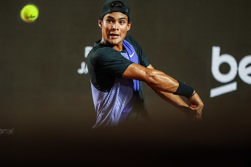 Guto Miguel mostra competitividade, mas cai para lituano na estreia do Rio Open