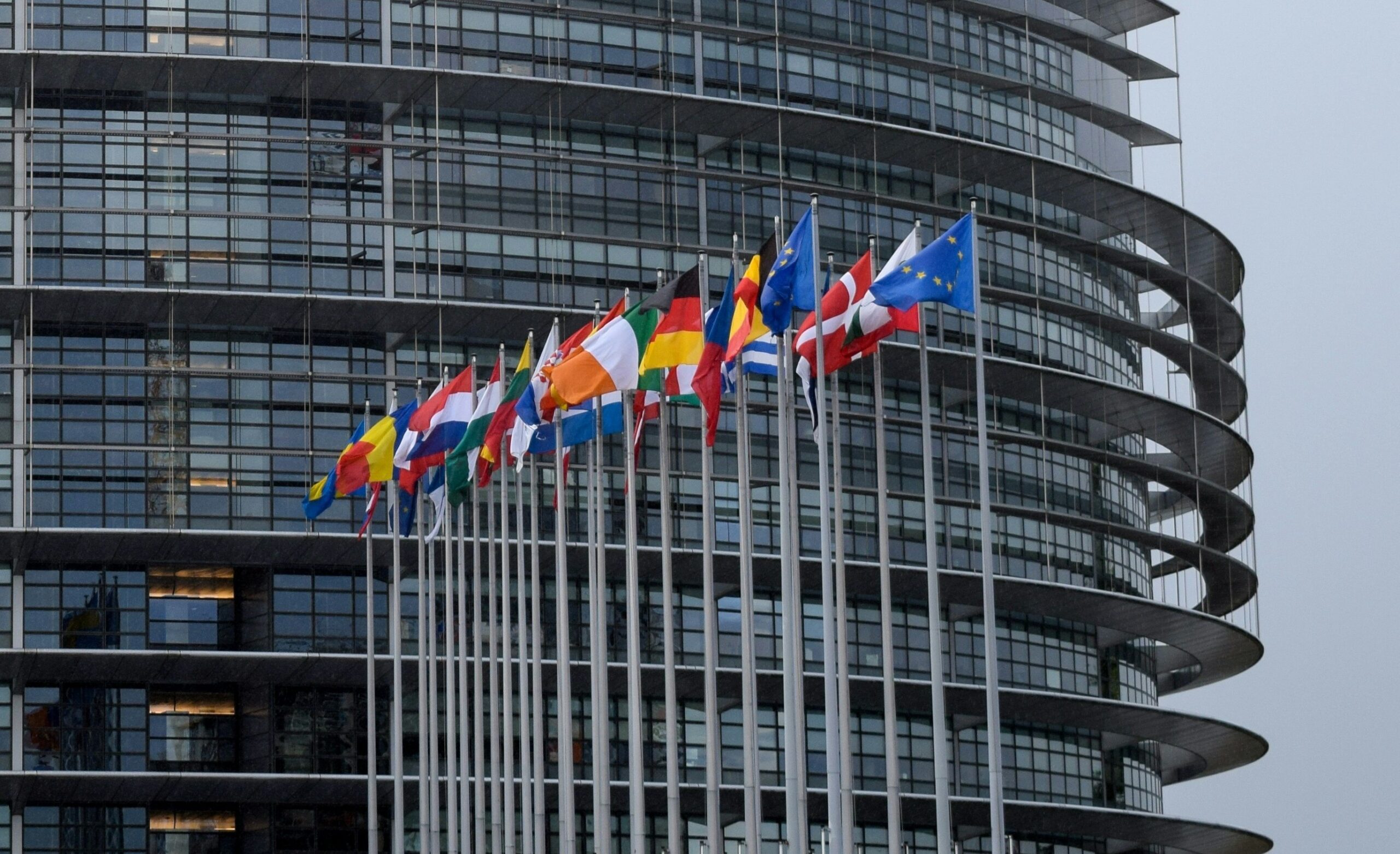 Parlamento Europeu aprova regras para endurecer a política migratória