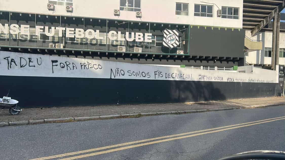 Torcida do Figueirense picha muros do Orlando Scarpelli e organiza protesto
