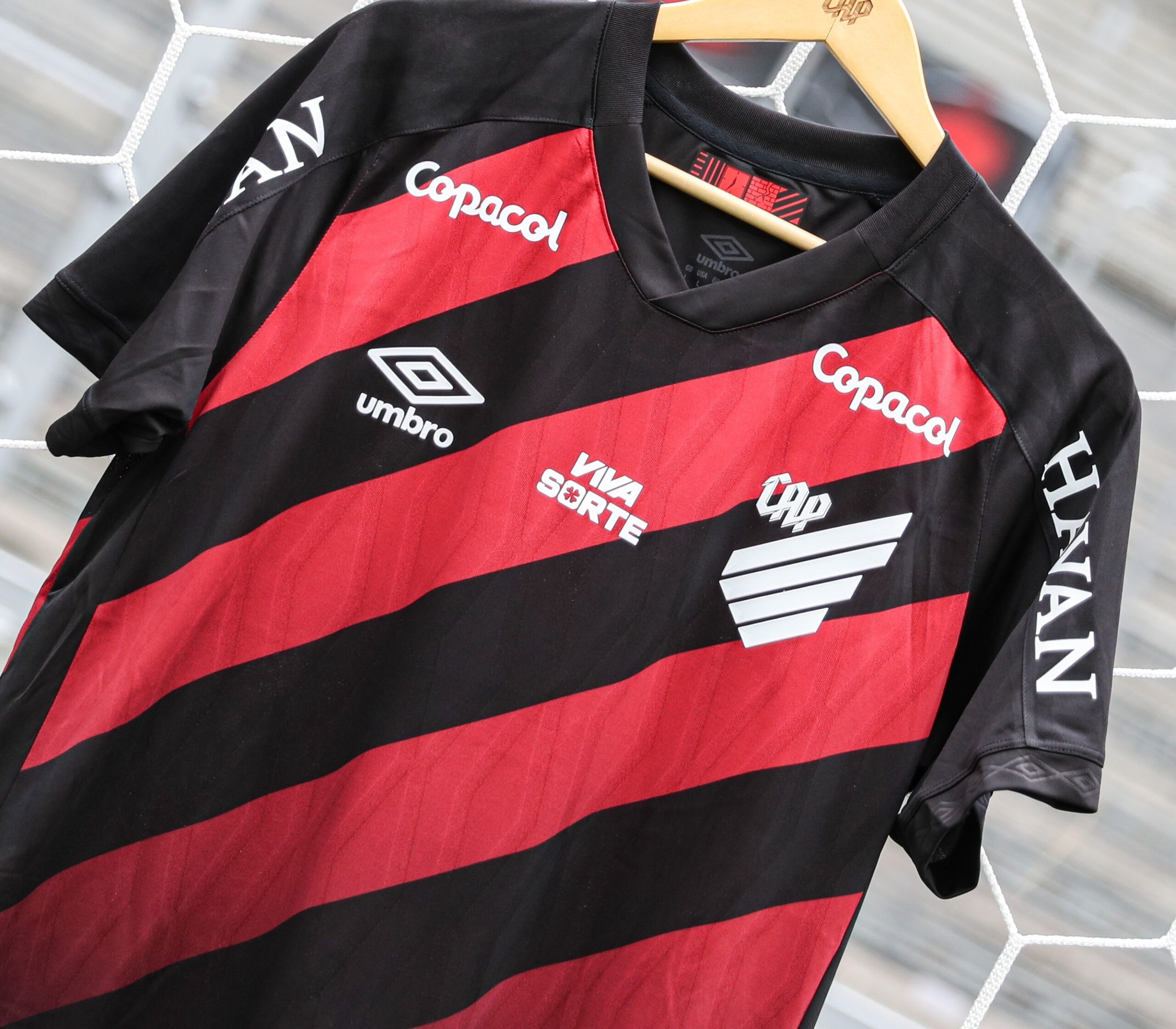 Athletico encerra parceria com casa de apostas e busca novo patrocinador máster