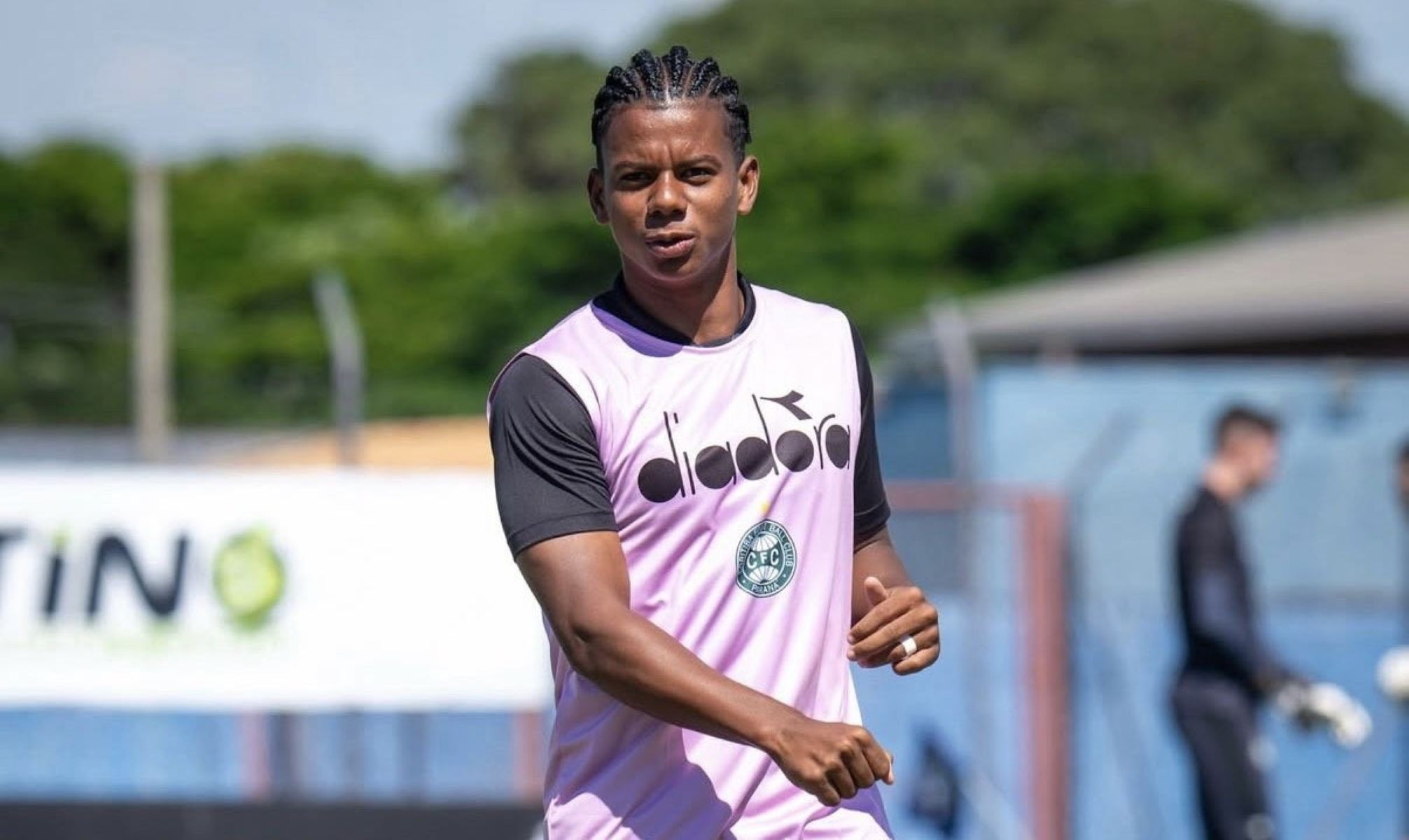 Coritiba anuncia saída de Diogo Batista, que acerta com o Athletic