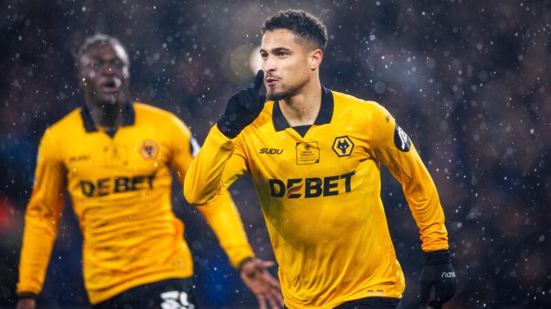 João Gomes, ex-Flamengo, marca golaço pelo Wolverhampton e afirma: “Seguiremos lutando”