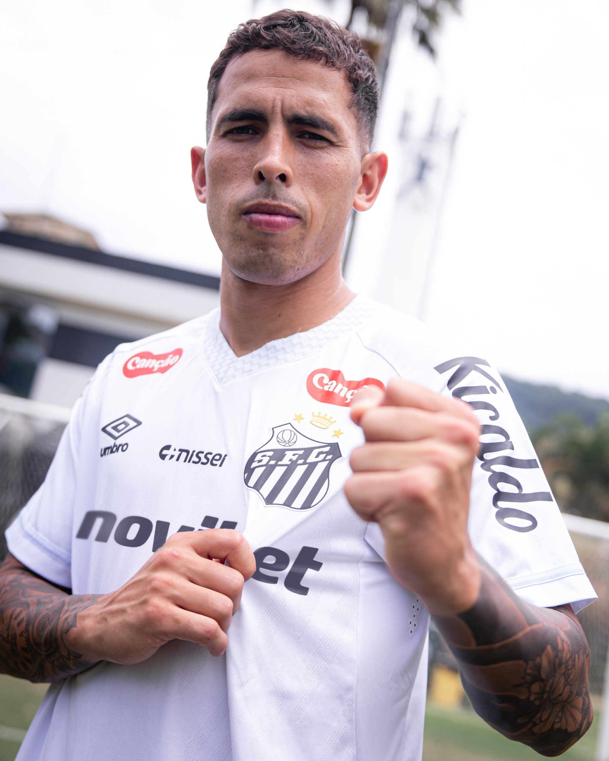 Santos anuncia a contratação do volante Christian Oliva