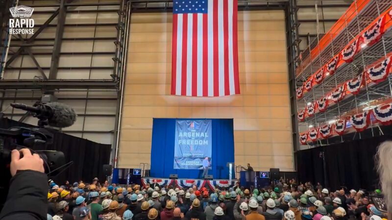 Secretário de Trump faz comentário preconceituoso em visita a fábrica nos EUA: ‘Chega de homens de vestido’