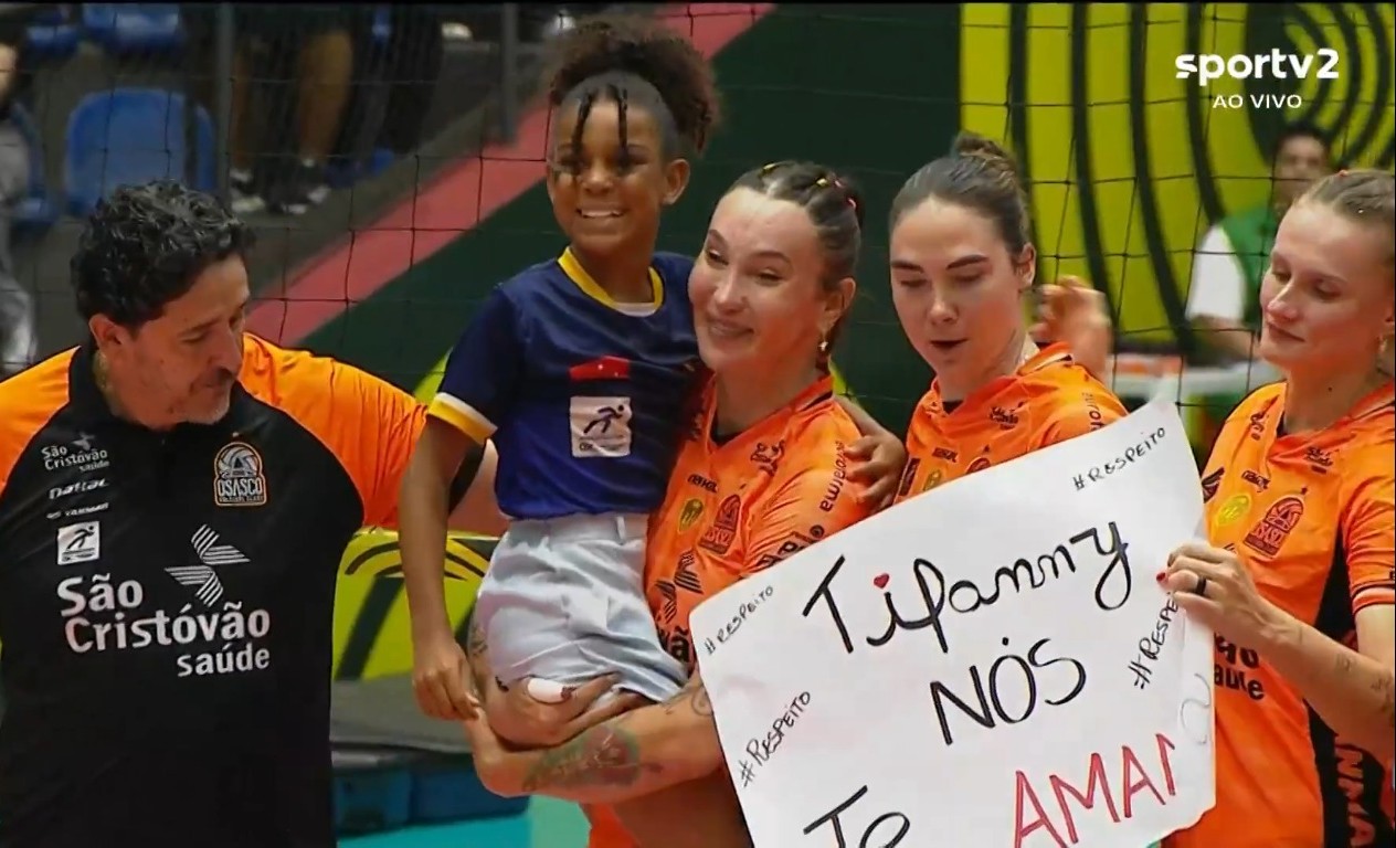 Liberada para jogar, Tifanny é recebida com festa no ginásio antes de Sesc-Flamengo x Osasco; vídeo
